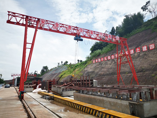 云南呈貢龍門吊出租廠家60噸路橋工程起重機